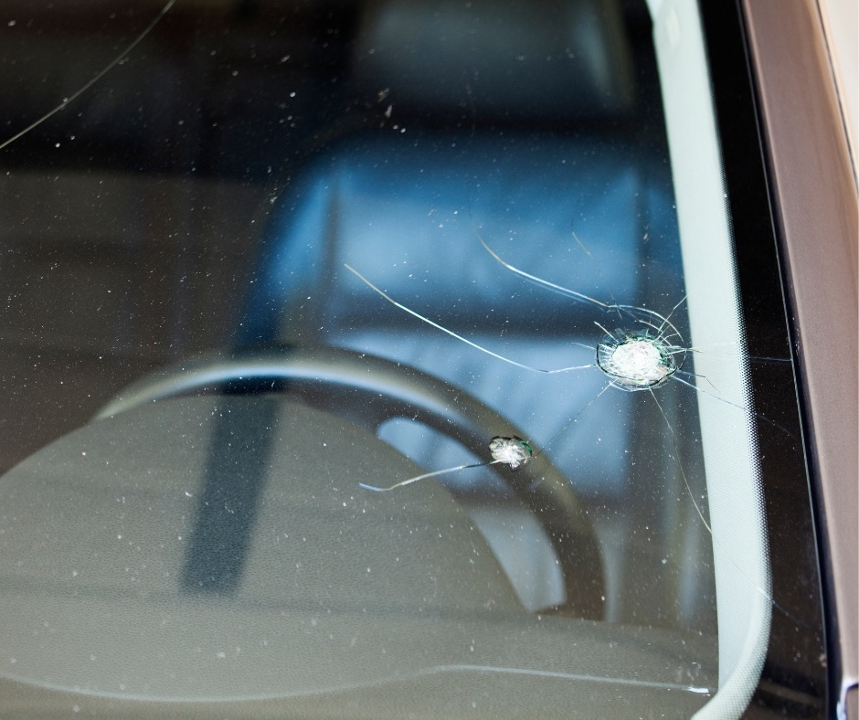 pęknięta szyba w samochodzie osobowym